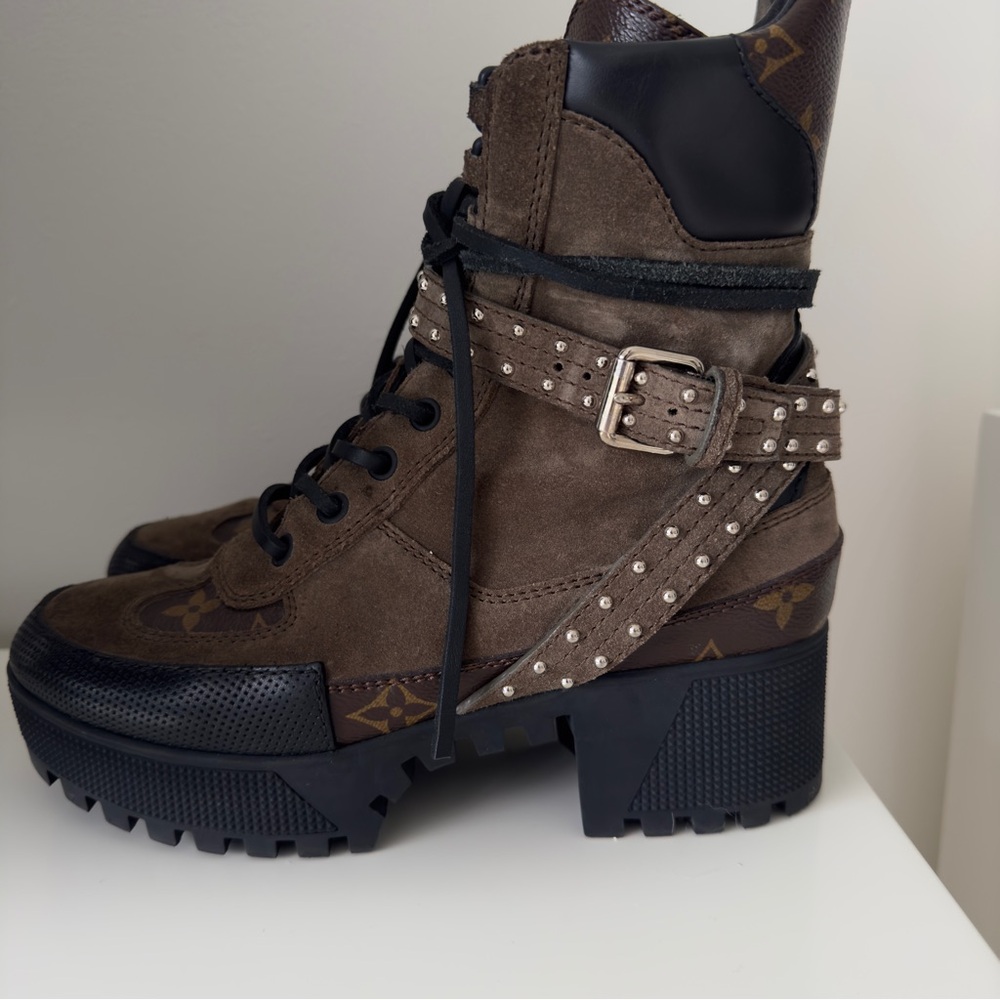 Laureate Plattorm
Desert Boot Louis Vuitton size 6 Authentic
